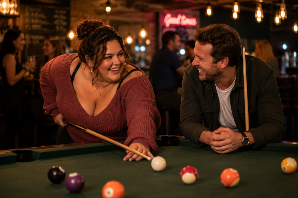 Volle vrouw en man lachen samen tijdens een ontspannen avond pool spelen